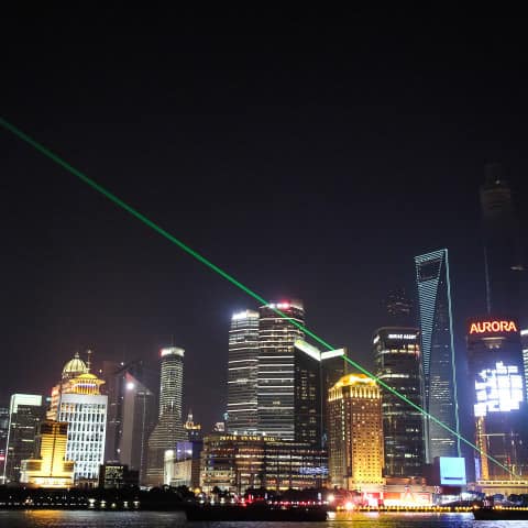 Laserbeam im Nachthimmel