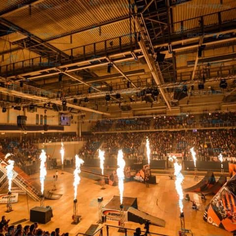 Flammenwerfer in einer Halle