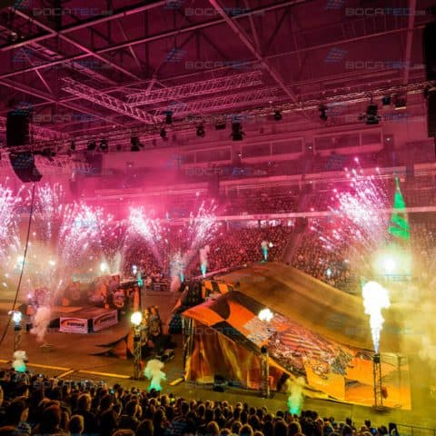 Pyroeffekte in einer Halle bei der Night of Freestyle