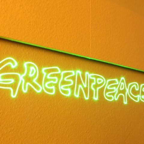 Greenpeace als Laserschriftzug