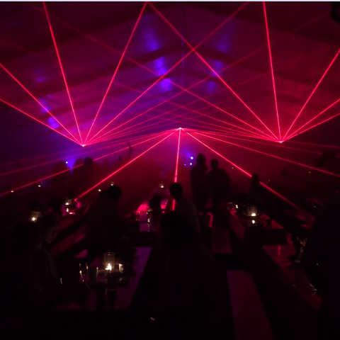 Buchen Sie eine grandiose Lasershow auch für Ihr Event.
Schon mit wenig Aufwand verzaubern wir Ihre Gäste