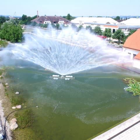 Wasserschild am Tag