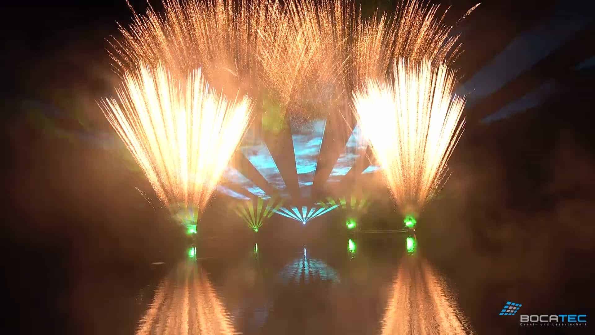Feuerwerkshow über dem Wasser