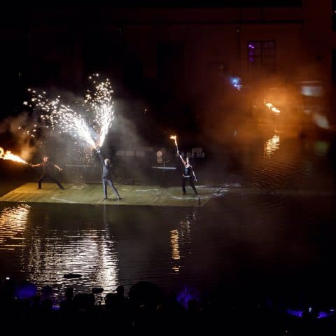 Pyrotechnik aus der Hand der Künstler