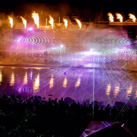 Firmenevent Idee: Nebelmaschine + Pyroeffekt + Laserbeamer