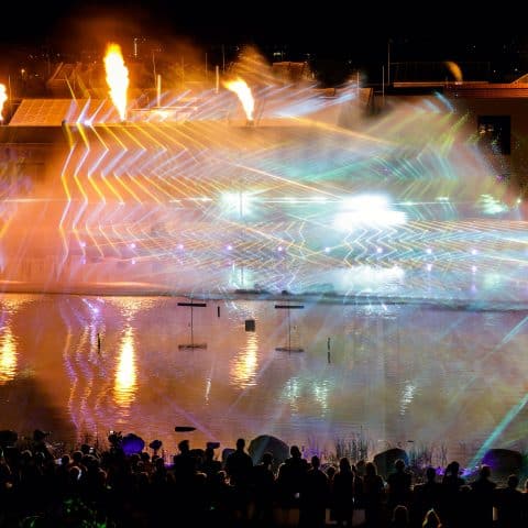 Laser beamer treffen auf die Wasserwand