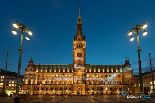 Hamburger Wahrzeichen gratulieren der Uni Hamburg mit einem Lasermapping