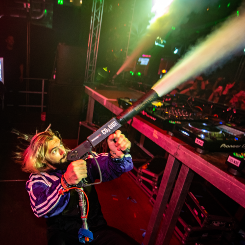 CO2 Gun von Salvatore Ganacci auf dem Snowbeat Festival