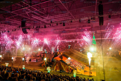 Pyroeffekte in einer Halle bei der Night of Freestyle