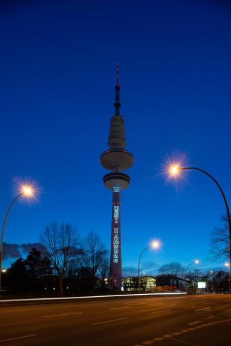 Hamburger Wahrzeichen gratulieren der Uni Hamburg