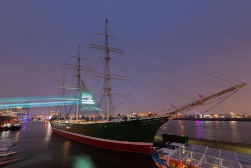 Laserprojektion auf Schiff